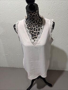 Light Pink (Blush) Lace Trim V-Neck Sleeveless Top. DR